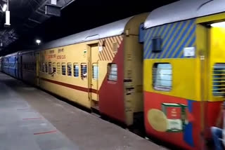 shramik special train reaching haldwani updates ,हल्द्वानी नैनीताल कोरोना लॉकडाउन समाचार