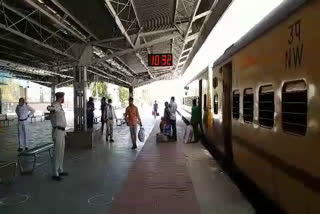 Labor special train reached the station with workers