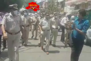 Shopkeepers gave a grand welcome to police in kashmiri gate due to lockdown