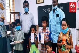 மதுரையில் ஆசிரியருக்கு நிவாரணம் வழங்கிய மாணவர்கள்  ஆசிரியருக்கு கரோனா நிவாரணம் வழங்கிய மாணவர்கள்  நாடகக்கலை ஆசிரியர்  Students who had given relief to the teacher at Madurai  Students who have given Corona relief to the teacher  Theater Arts Teacher