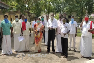 கோட்டாட்சியரிடம் மனு அணித்த பெண்