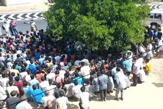 migrant workers protest to give booked tickets in tiruppur