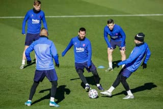 Barcelona train in groups