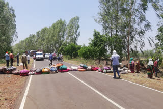 Tendu patta collectors did road jam in dindori