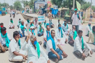 Karnataka State Farmers' Union and army activists protest against Madhuswamy
