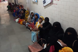 Pregnant women have to spend hours on the floor waiting for the doctor