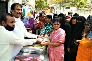 sarees-distribution-at-karimnagar-cause-of-ramzan