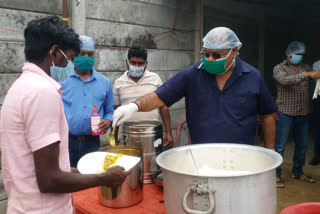 Social workers giving food and water service for migrant workers in Jamtara