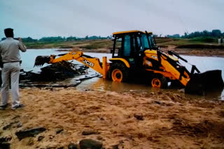 Mining and forest department raid at barakar river in dhanbad