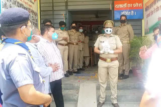 पुलिसकर्मियों को किया गया सम्मानित.