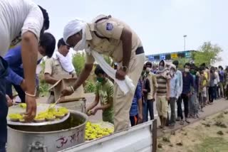 police distributing food