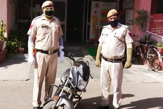 Najafgarh police arrested a youth with a stolen bike during checking