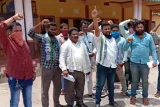 ysrcp leaders protest at kotabommali