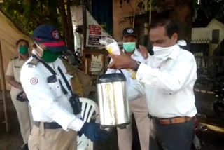 Doctor in thane distributing Ayurvedic tea to police persons in lock-down