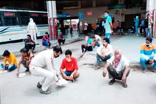 Policemen are serving food to migrant workers in ranchi