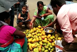 people crowded Nabrangpur market,  Sabitri brata, ignoring the lockdown rules, ଲକଡାଉନ ନିୟମ ଭୁଲିଲେ ସାବିତ୍ରୀ, ସାବିତ୍ରୀ ବ୍ରତ ପାଇଁ ନବରଙ୍ଗପୁର ଟାଉନରେ ଭିଡ଼, ନବରଙ୍ଗପୁର