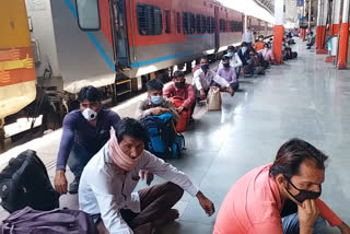 लखनऊ के चारबाग रेलवे स्टेशन की तस्वीरें