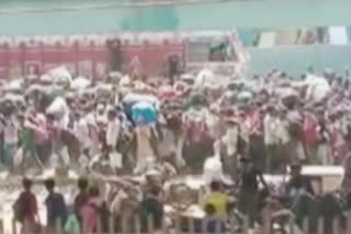 migrants labours are waiting for train in bengluru