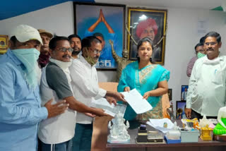 1998 batch dsc qualified candidates given letter to deuty cm pushpa srivani to do justice for them