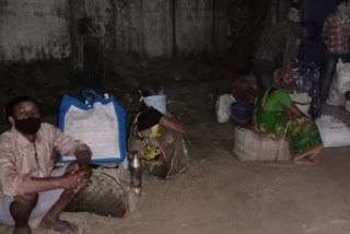 तेलंगाना से पैद8 laborers reach Pakhanjur on foot ल चलकर पखांजुर पहुंचे मजदूर