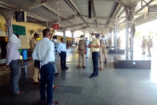 डीएम ने महोबा रेलवे स्टेशन का निरीक्षण किया