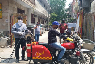 councilor vipin malhotra sanitizing using bike at moti nagar