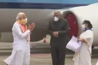 CM Mamata Banerjee welcomes PM Narendra Modi as he reached Kolkata