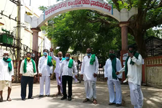 Farmers' Union protest for Madhuswamy resign at Dharwad