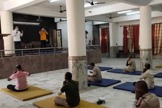 yoga session organized for uttam nagar police to fight corona