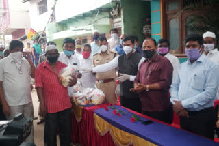 District Collector  Mahantesh distrubuted food kit in harihara