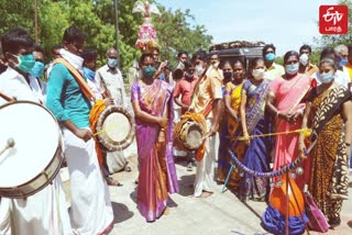 கரகம் ஆடி ஆட்சியர் அலுவலகத்திற்கு மனு அளிக்க வந்த கிராமிய கலைஞர்கள்