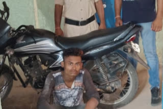 Sakri police arrested a thief and seized motocycle at Takhatpur in Bilaspur