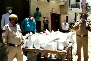 najafgarh police with narayan sewa organization distribute ration