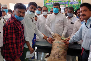 seeds distribution to farmers in anakapalle mandal opened by mla gudivada amarnath