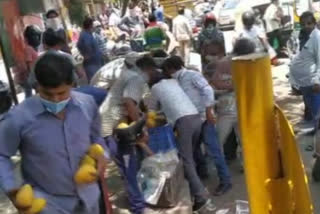 Delhi: people looted mangoes from mango sellers in minutes