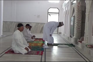5 people read goodbye prayers in the mosque