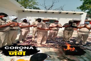 SHO Gajendra Rana offered prayers in Chhawani Police Station delhi due to coronavirus