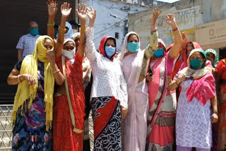 शराब ठेका खोलने पर विरोध, अलवर में शराब ठेके का विरोध, Protest against opening of liquor shop