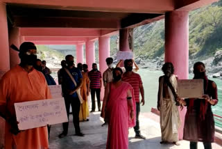 Protest against the first meeting of Chardham Devasthanam Board