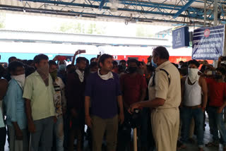labours Special trains halted at Burhanpur station