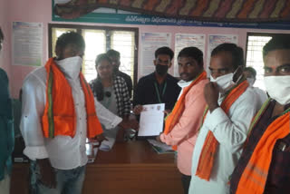 bjp leaders gave pleassing letter to vizianagaram  dst secretariat about house lands distribution