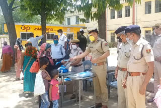 DCP traffic distributed sanitary pads, Menstrual Hygiene Week in Jaipur, माहवारी स्वच्छता सप्ताह