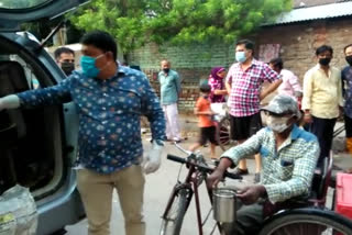 Devendra Kumar Kaku in Jahangirpuri delivering food from Congress kitchen to the needy during lockdown