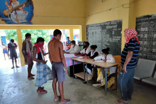 Health department team arrives at quarantine centers for screening people in dantewada