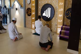 अलविदा नमाज अदा करते मस्जिद के नमाजी