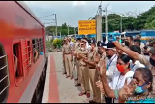 ವಲಸೆ ಕಾರ್ಮಿಕರಿಗೆ ಬೀಳ್ಕೊಟ್ಟ ಡಿಜಿ ಪ್ರವೀಣ್ ಸೂದ್