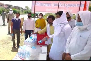 BJP MLA Rajiv Tarar distributed food items among the workers