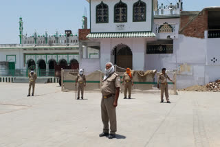 police did duty outside the mosque