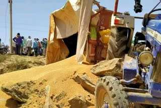 Uncontrolled wheat-laden tractor-trolley in seopur