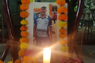 aiims health care workers paid tribute to the corona warrier khem chand at aiims campus